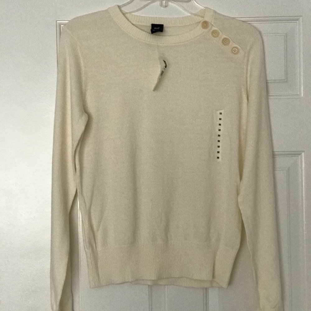 white gap sweater shoulder buttoned